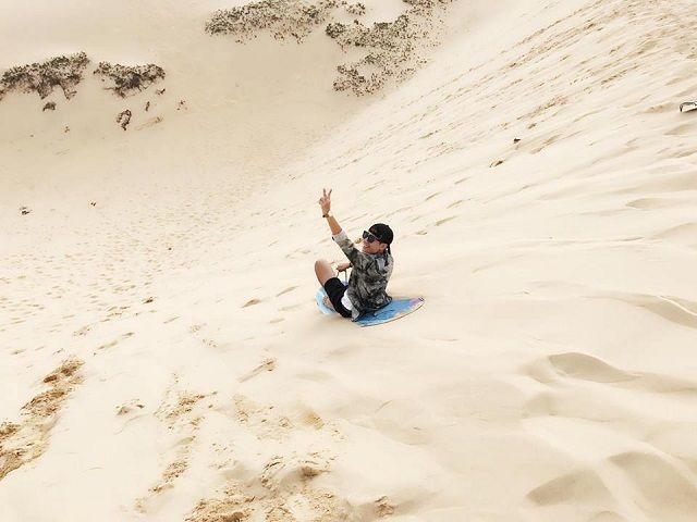 Trượt cát là một trò chơi vô cùng thú vị khi đi du lịch Mũi Né
